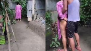 Budhe Nyapu Halaman, Tiba-Tiba Nungging Minta Disikat