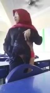 Cam Jilbab Merah Kacamata Pamer Tete Di Kelas