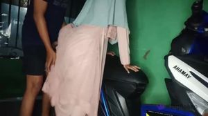 Gak Takut Ketahuan Ukhty Ngentot Diatas Motor Yamaha