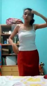 Mahasiswi Tasya Nurinie Ganti Baju Merah