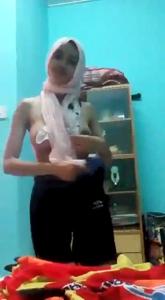 Mahasiswi Tasya Nurinie Jilbab Ganti Baju