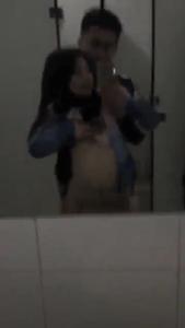 Main Berdiri Di Kamar Mandi Hotel