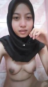 Melly Hijab Cantik Paling Suka Sange Dikamar Mandi 2