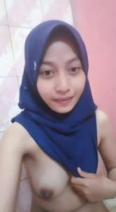 Melly Hijab Cantik Sange Dikamar Mandi 1