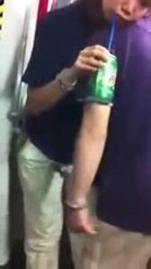 Pembantu Lagi Minum Di Kobel