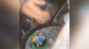 Sesudah Mandi Sore Gayung Biru