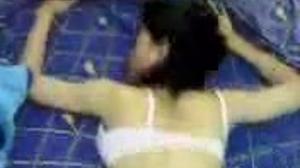 Tante Aisya Doggie Di Kasur Biru