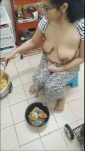 Tante Astri Lagi Masak Diajakin Ngewe