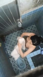 Tante Bodinya Mulus Di Intip Waktu Mandi Gayung Biru