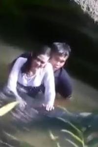 Video Mesum Sambil Mandi di Sungai